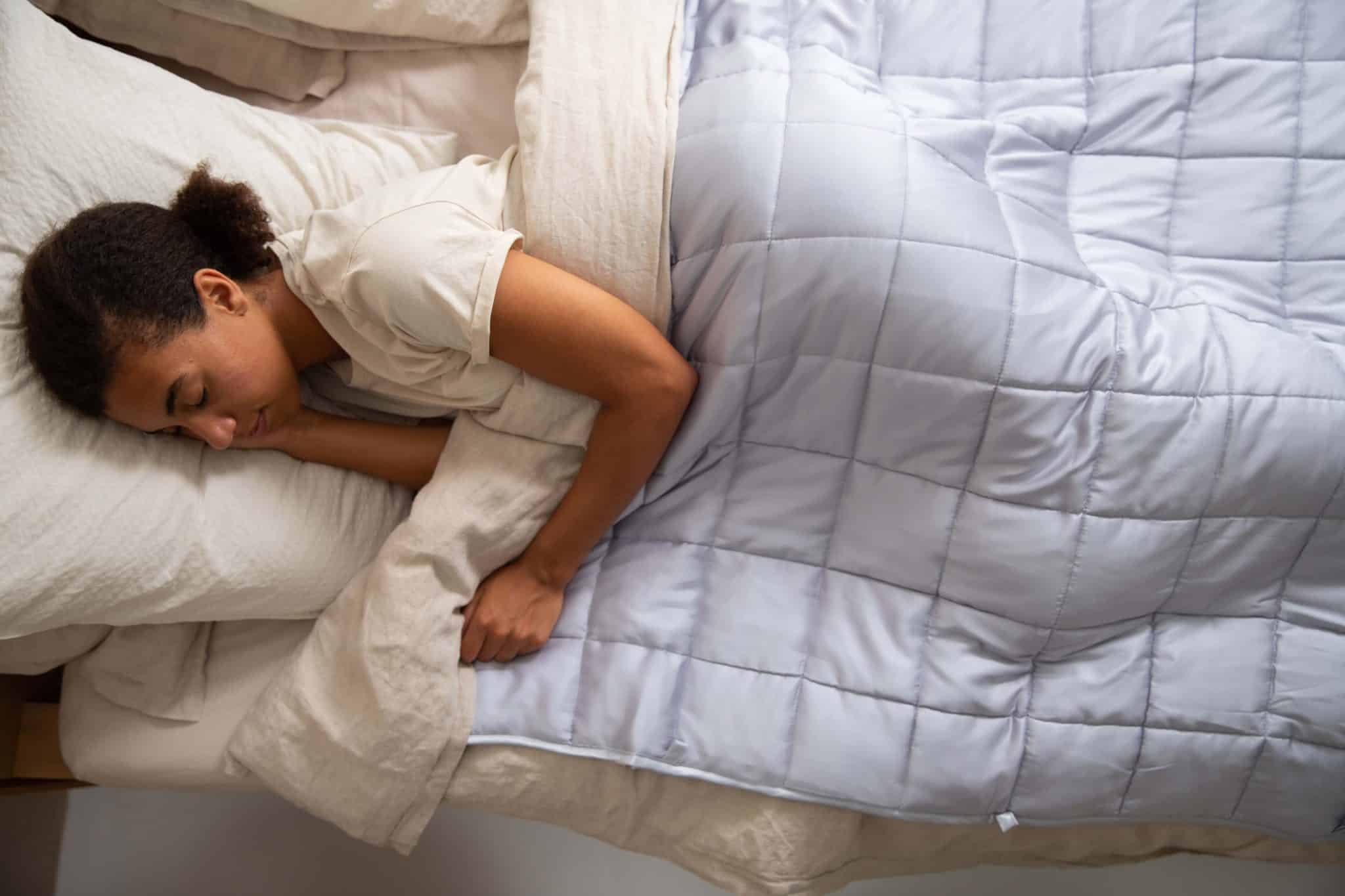 Couverture lestée : est-ce vraiment bénéfique pour le sommeil ?